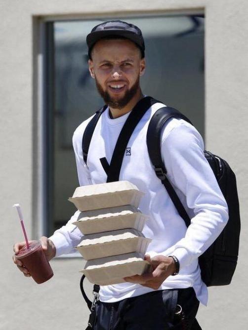 斯蒂芬·库里▲普通人与NBA球员饭量差多少？奥胖吃鸡腿像剔牙，他一顿9桶泡面