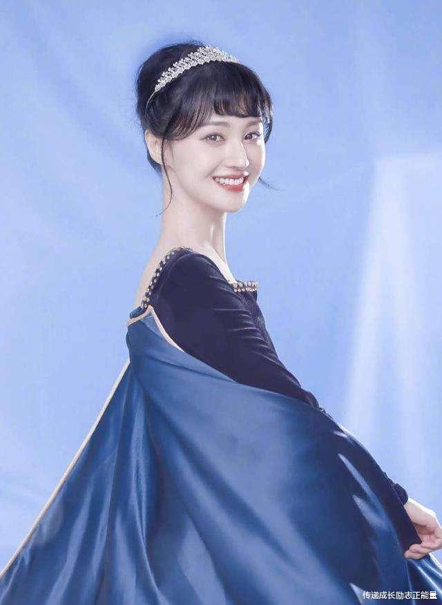 「刘海」29岁的郑爽,齐刘海卷发和粉色T恤出镜,小编想说“匀称”二字