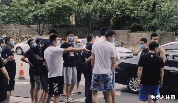 #辽宁男篮#广东核心被罚24小时,辽宁全队送别郭士强疑似违规,接触黄牌人员