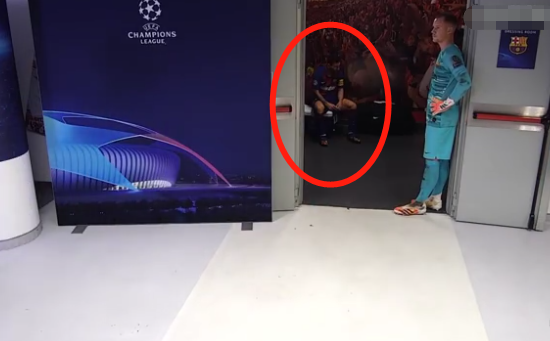 巴塞罗那|太心酸!梅西被拍到独坐更衣室,巴萨门将更落寞,靠在门口无言