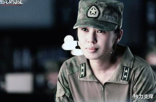 【黄渤】曾把黄渤吻到脸红,在吴京电影《战狼》大火的“京女郎”,换下军装后惊艳众人