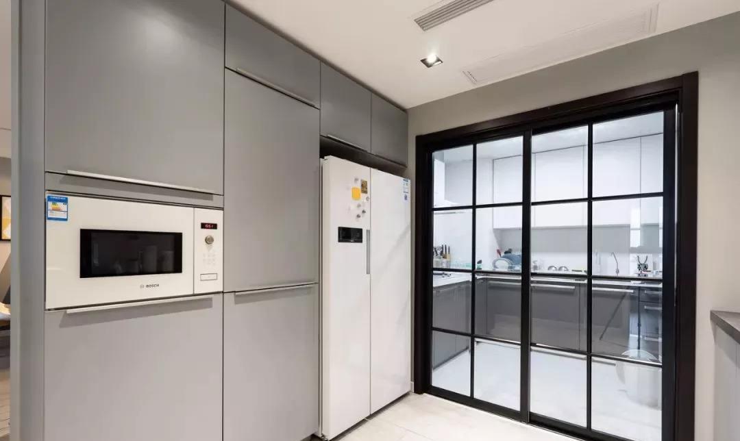 为什么有钱人厨房不装推拉门？头次见这种设计，真后悔我家才知道