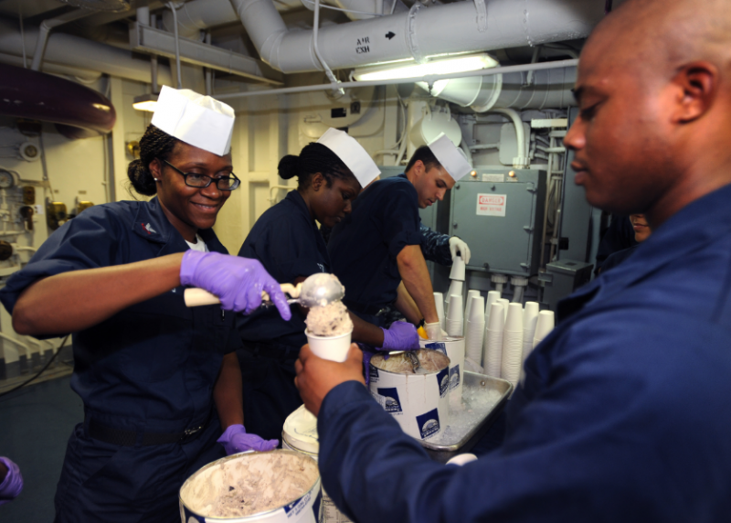 「军人」世界一流军队全吃肉，二流军队啃饼干，中国军队是什么样的？