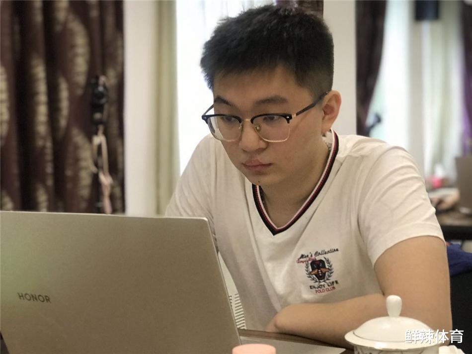 柯洁|恭喜！春兰杯柯洁携唐韦星连笑范廷钰入围八强 遗憾，陈耀烨负台湾00后小将