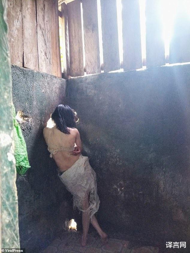 菲律賓29歲美女被傢人關籠子5年，腰圍編織袋近乎赤身，曾夢想當模特-圖3