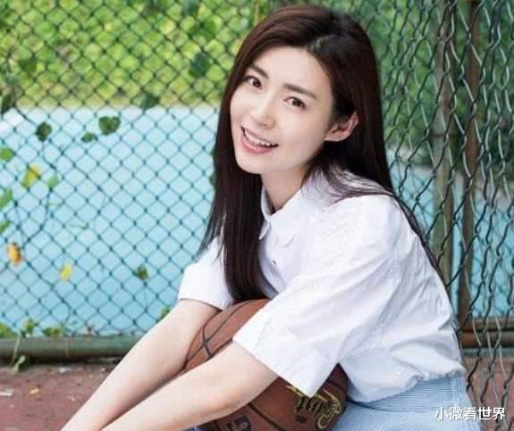 郑爽|郑爽大学宿舍有4人，三人都混成一线演员，唯独她剧红人不红