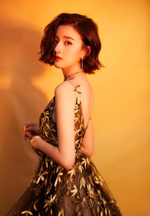 #长裙#有种变美叫长大后的宋祖儿，穿金叶长裙性感大气，短发红唇真女人