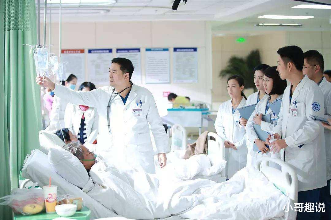 「医生」教师和医生相比哪个更好？看看10年后的差距，网友：答案很明显