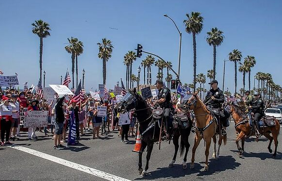 【加利福尼亚州】加州爆发激烈“内战”，警方派出骑兵对付，示威者：有种就过来