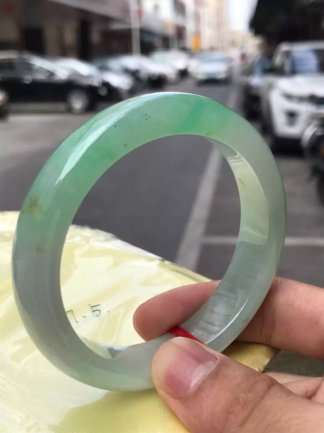 翡翠■商家亮出“镇店之宝”切开后成为笑柄？32支飘花手镯翻盘了！