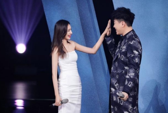 [快乐女声]她被称为最美“快女”，事业巅峰时退出乐坛，如今32岁却还是单身