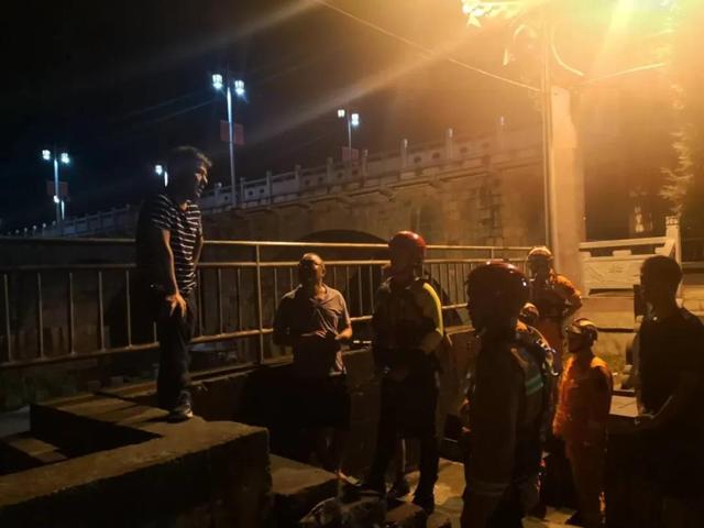 民警|七月身孕准妈妈深夜投河，没想到围着自己问这问那的竟都是“群演”