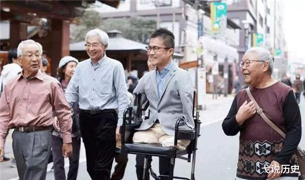 弋说历史|他天生无四肢，婚内15年“移情”50次，离婚后与20岁混血姑娘恋爱