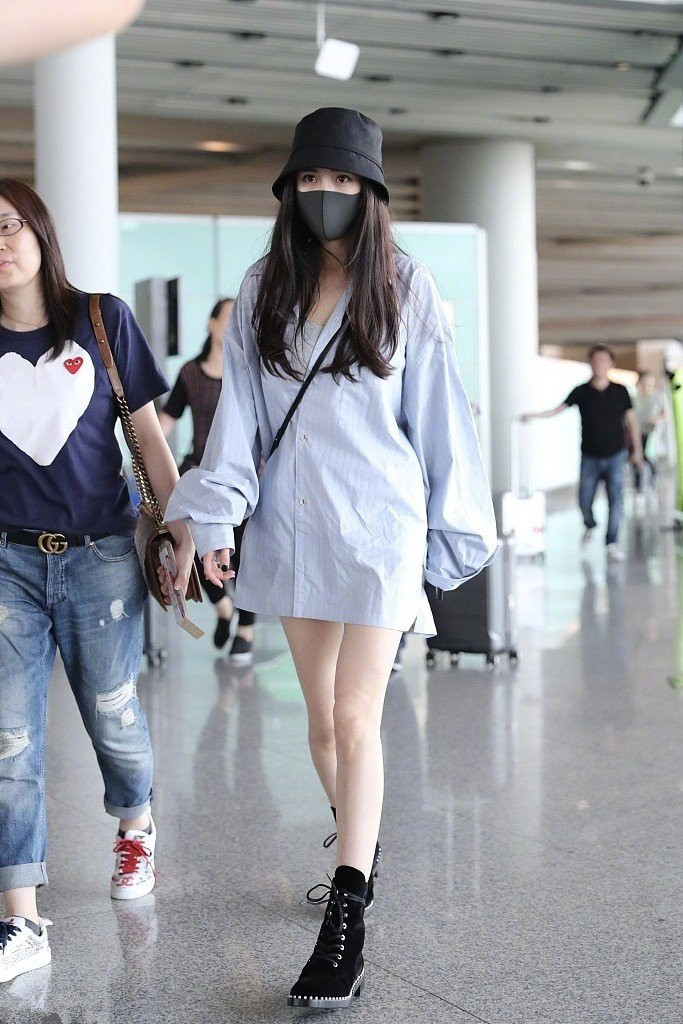 吴宣仪@吴宣仪太绝了，穿白裙变身森林精灵，小露锁骨配红唇“又纯又欲”