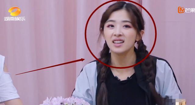 蓝盈莹|三个人一起吃小龙虾，谁注意蓝盈莹脚放哪了？素质是装不出来的