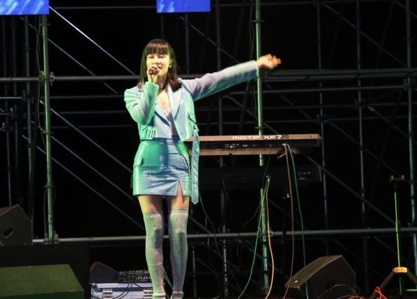 黄龄|黄龄出现演出事故，不慎摔伤，爬起来继续演唱，敬业精神可嘉。