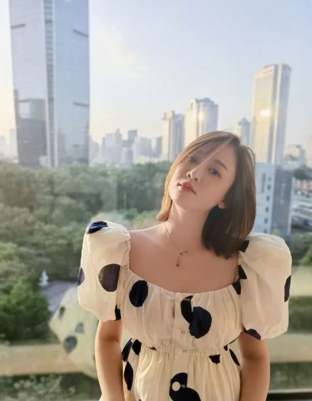 短发▲41岁陈乔恩逆生长！身穿波点连衣裙配清爽短发，恋爱后更显少女心