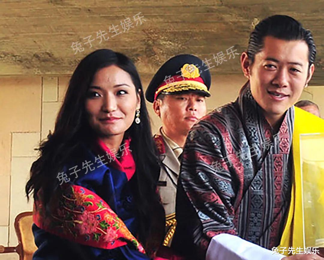30歲不丹王後性子太直，介意國王拉住自己衣袖，歪過身子拉開距離-圖6