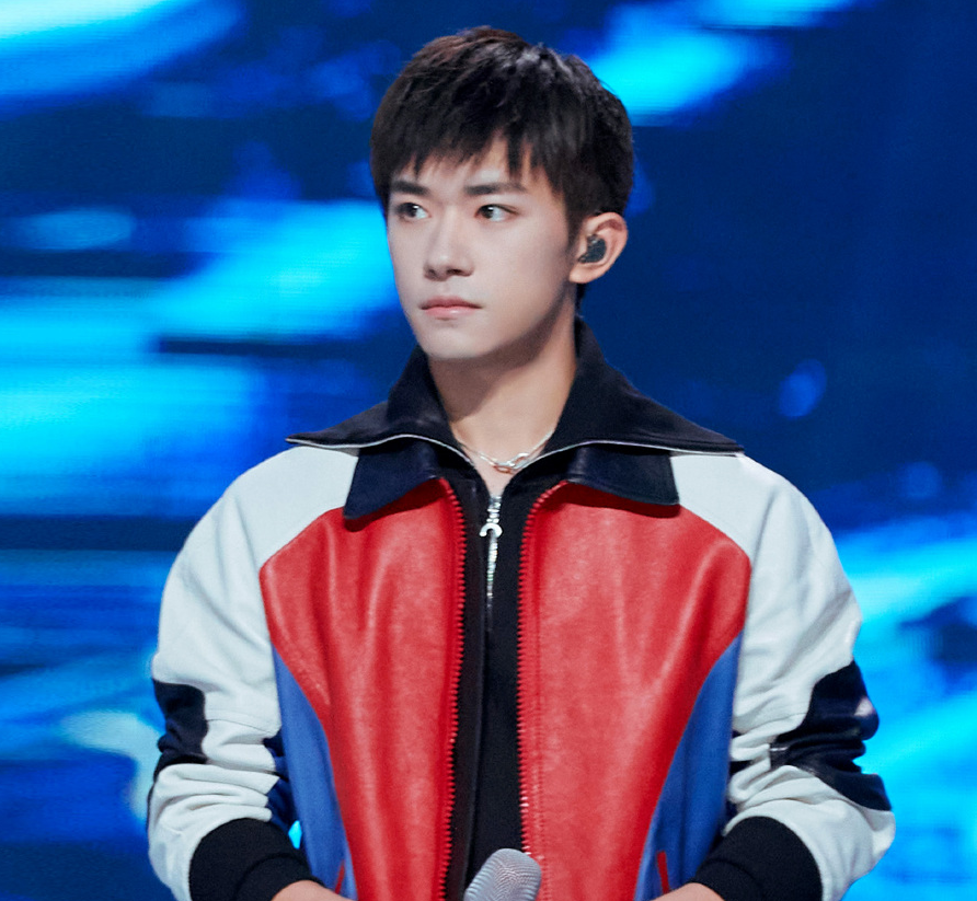 蔡国庆|千玺服装借鉴奥特曼?蔡国庆穿弟弟同款有点搞笑,欢乐喜剧人实锤