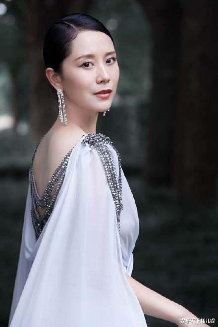 孙俪|白玉兰红毯：孙俪发型失分、张若昀脸瘦、陶虹惊艳，李纯胖了，最美是她？