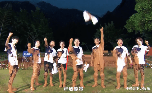 『奔跑吧兄弟』跑男集体被泥巴糊一腿，看清baby的真实腿型，P都不敢这么P