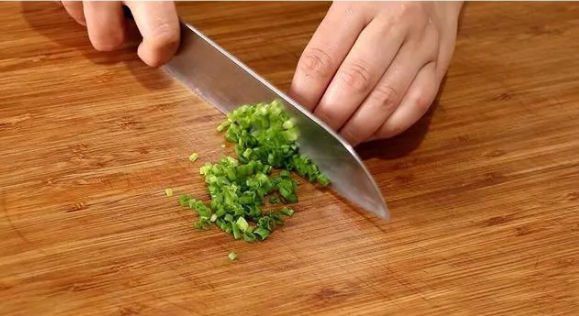 【香菇】香菇别再炒了，换种新的做法，很多人没吃过，加这个配料更香