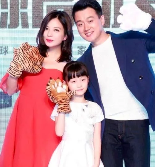 「赵薇」“赵薇女儿”今年13岁了!被全网禁止“整容”,如今美到认不出