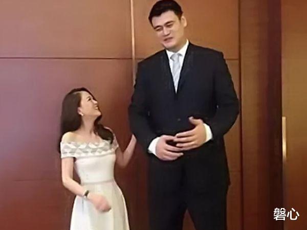 「姚明」女星和姚明合影,杨紫、范冰冰都像小矮人,看到杨幂:情商确实高