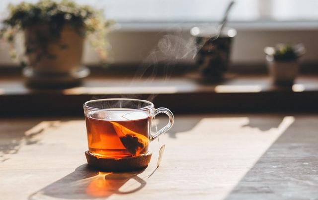 [肾病]经常喝水的人注意！这样喝水，将会“毁掉”自己的肾，别不信