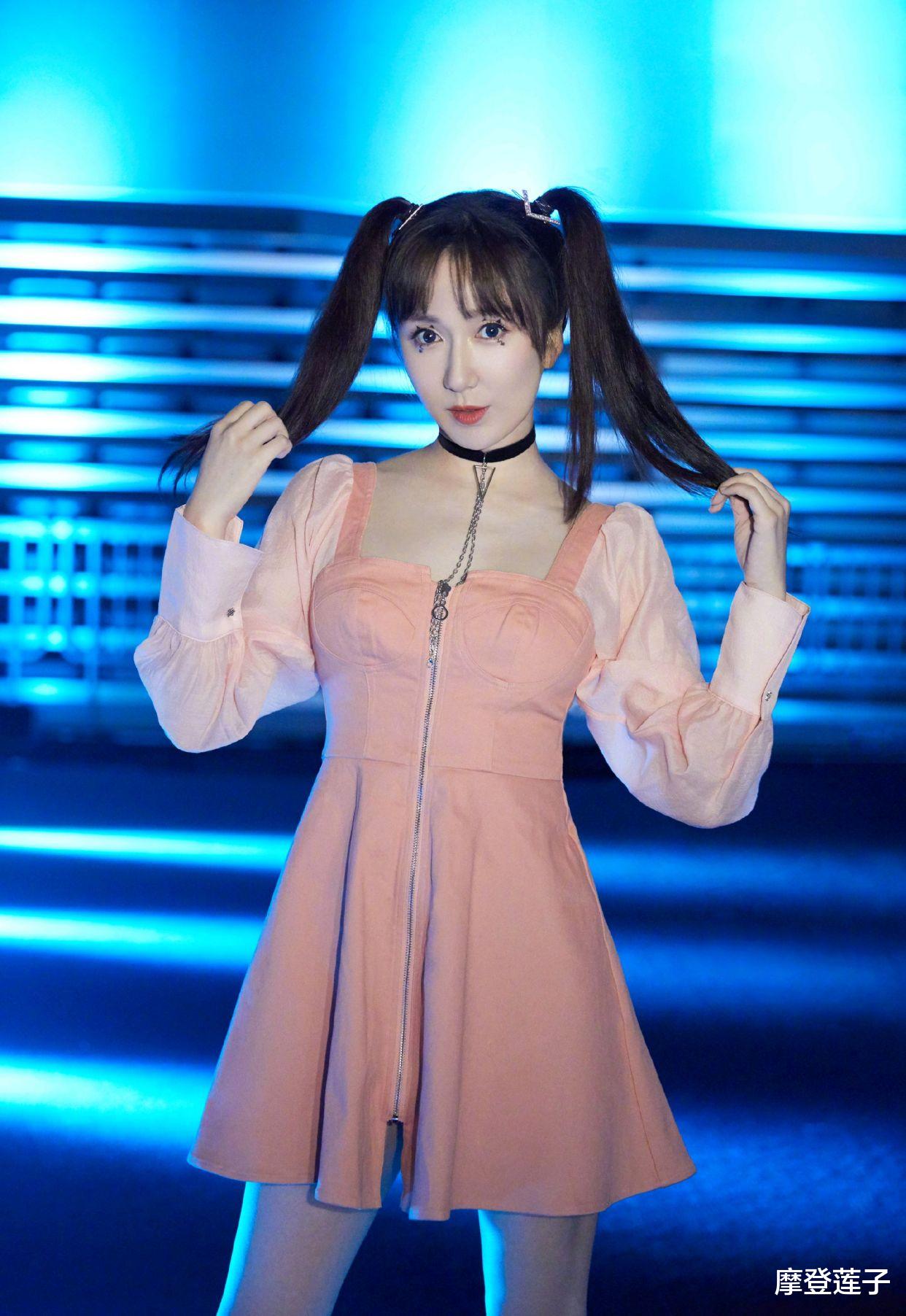 娄艺潇:这是32岁的娄艺潇?身穿淡橙色连衣裙配两个马尾辫,就像18岁少女