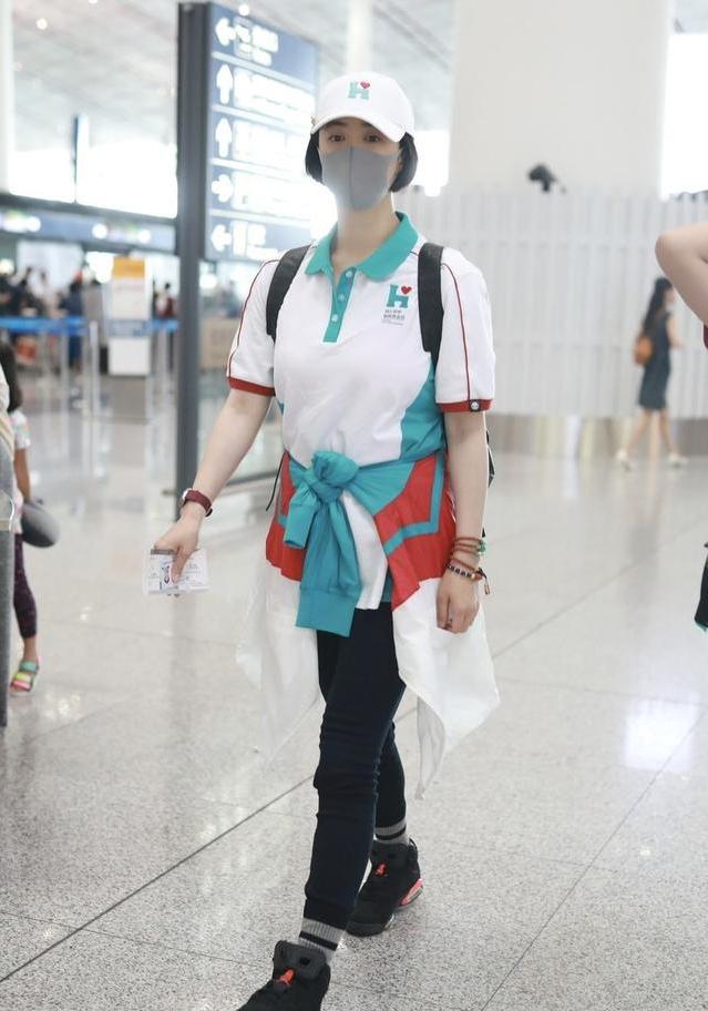 「蒋欣」36岁蒋欣好少女，“校服”配紧腿裤简约清爽，“装嫩”全靠发型撑