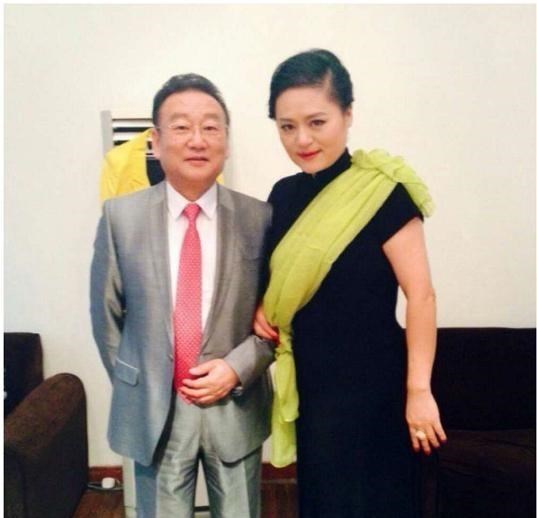 毛阿敏|她当年比毛阿敏还红，却被亲弟弟打成残疾，如今当保姆赚钱养家