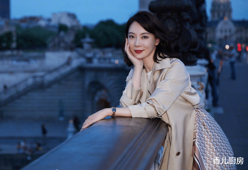 戚薇■整容最成功的女星，曾经长相平平似路人，如今43岁优雅迷人成影后