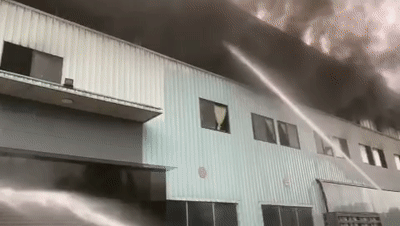 浙江省|今早，浙江一汽修厂起火，现场浓烟滚滚