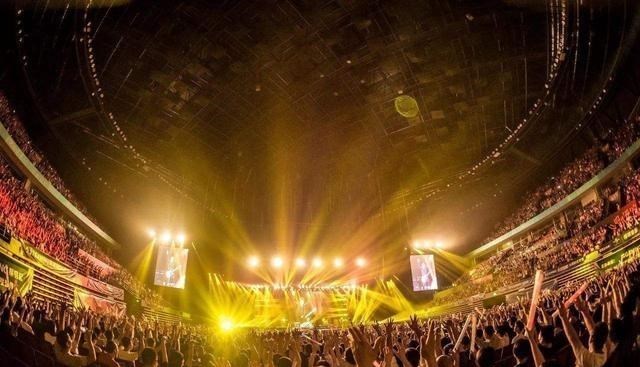 演唱会|伍佰演唱会座无虚席，一票难求！在演唱会中他每首歌只能唱个开头