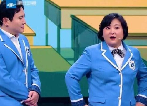 关晓彤@关晓彤和华晨宇当同桌，谁注意两人的坐姿缝隙？太避嫌了