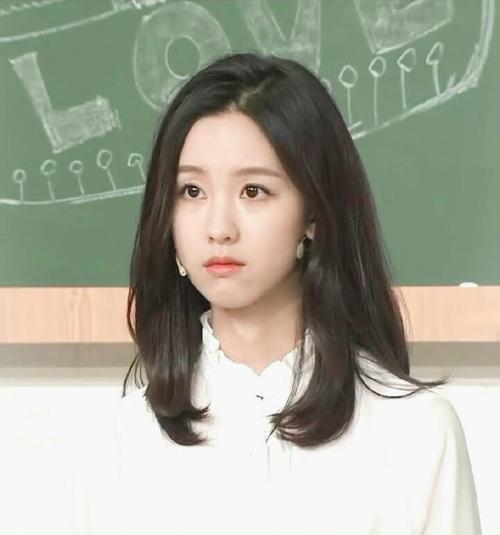 「陈都灵」陈都灵高中毕业照曝光，灵气满满很清纯，侧脸照撞脸刘亦菲