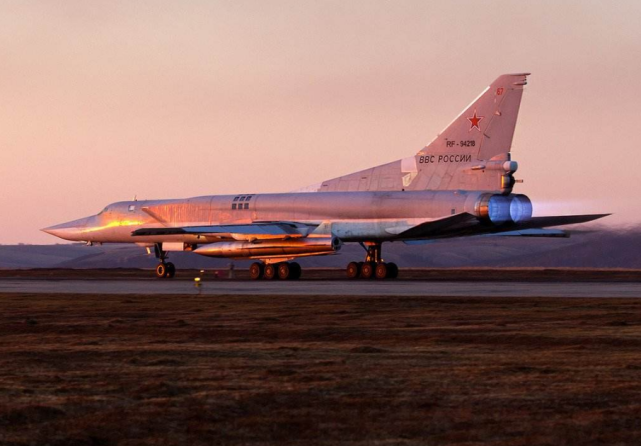 轰炸机▲美军遇到对手了，全球最快轰炸机亮相，6分钟摧毁1000公里外航母