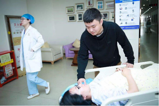 “好丈夫”主动陪产，1年后却提出离婚，丈夫：看到你就犯恶心