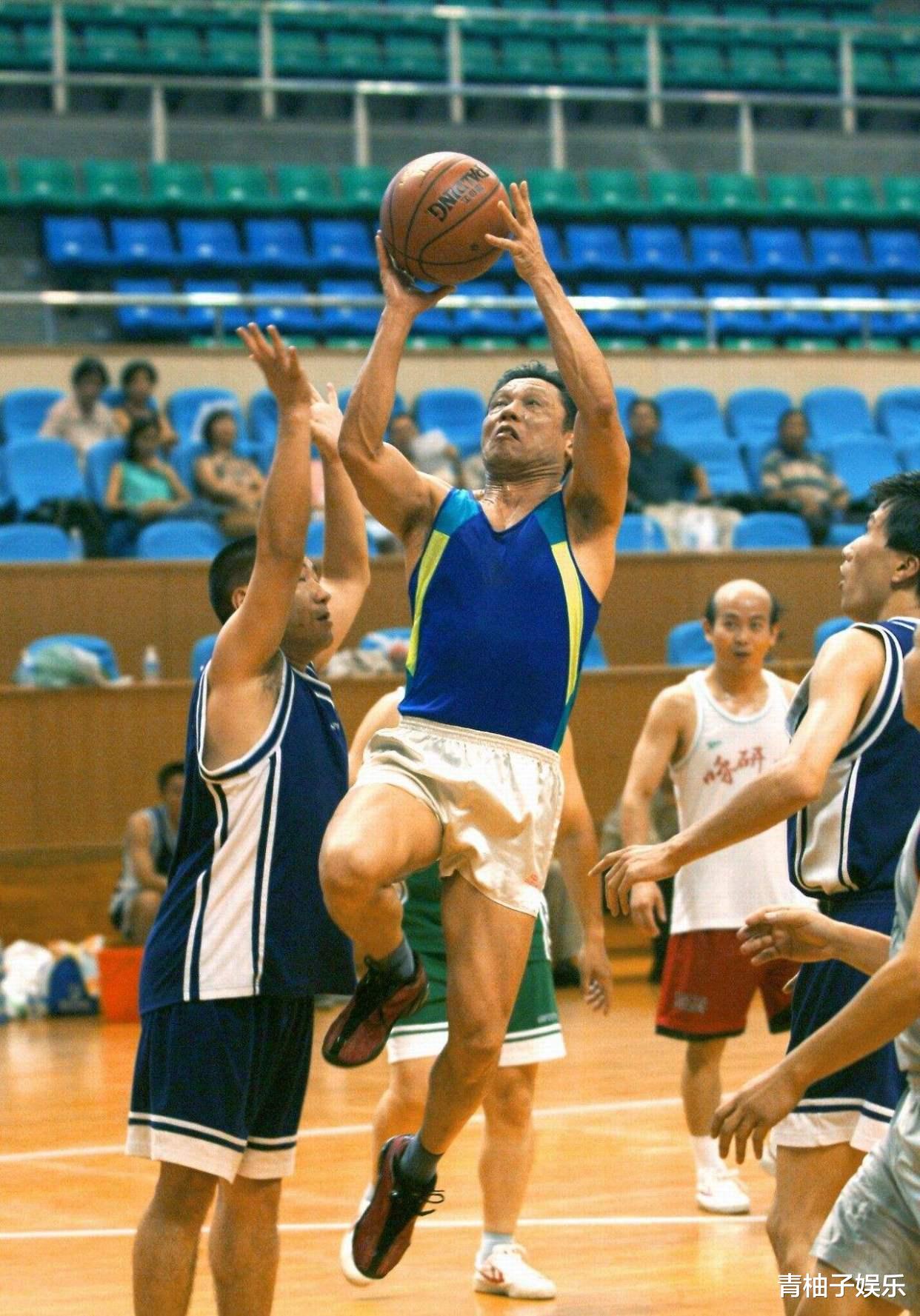 王丽坤|67岁吴孟达与84岁钟南山高铁偶遇， 年龄相差17岁，达叔却更显老