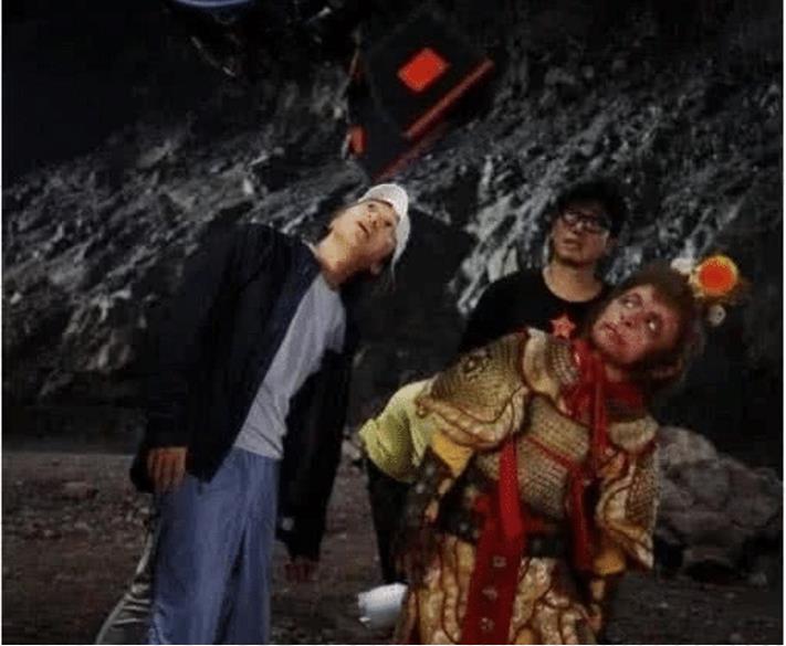 周星驰■连亲妈都嫌弃他丑,却被周星驰看中一炮而红,如今20岁颜值逆袭