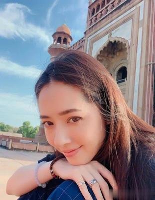 陈志朋|郭碧婷产前产后都一样, 素颜也很漂亮, 坐月子也喜欢紫色的搭配