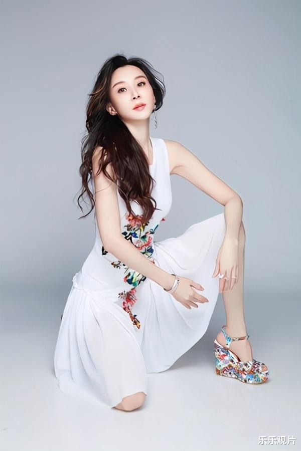 林志玲|51岁萧蔷出新年历，做高难度瑜伽和45岁的林志玲一起比美