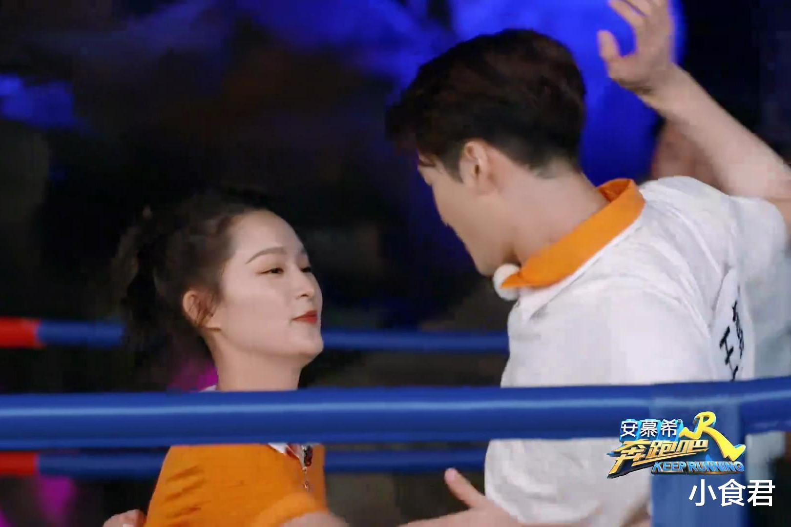 郑恺|Baby撕名牌衣服被扯破,郑恺瞬间看呆,4个字说出广大网友的心声