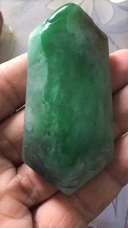 翡翠|一块极品黄夹绿翡翠的创作过程，光看原料就让人心乱神迷！