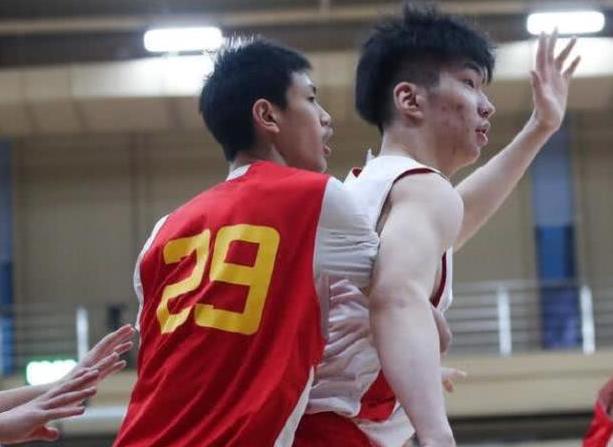 余嘉豪▲刚惊艳全场，余嘉豪立马打出2+3低迷数据，一短板浮现未来堪忧