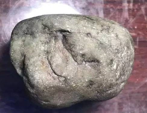 [翡翠]不听劝阻的小哥买下翡翠原石，切开后变种，最后成功回本！