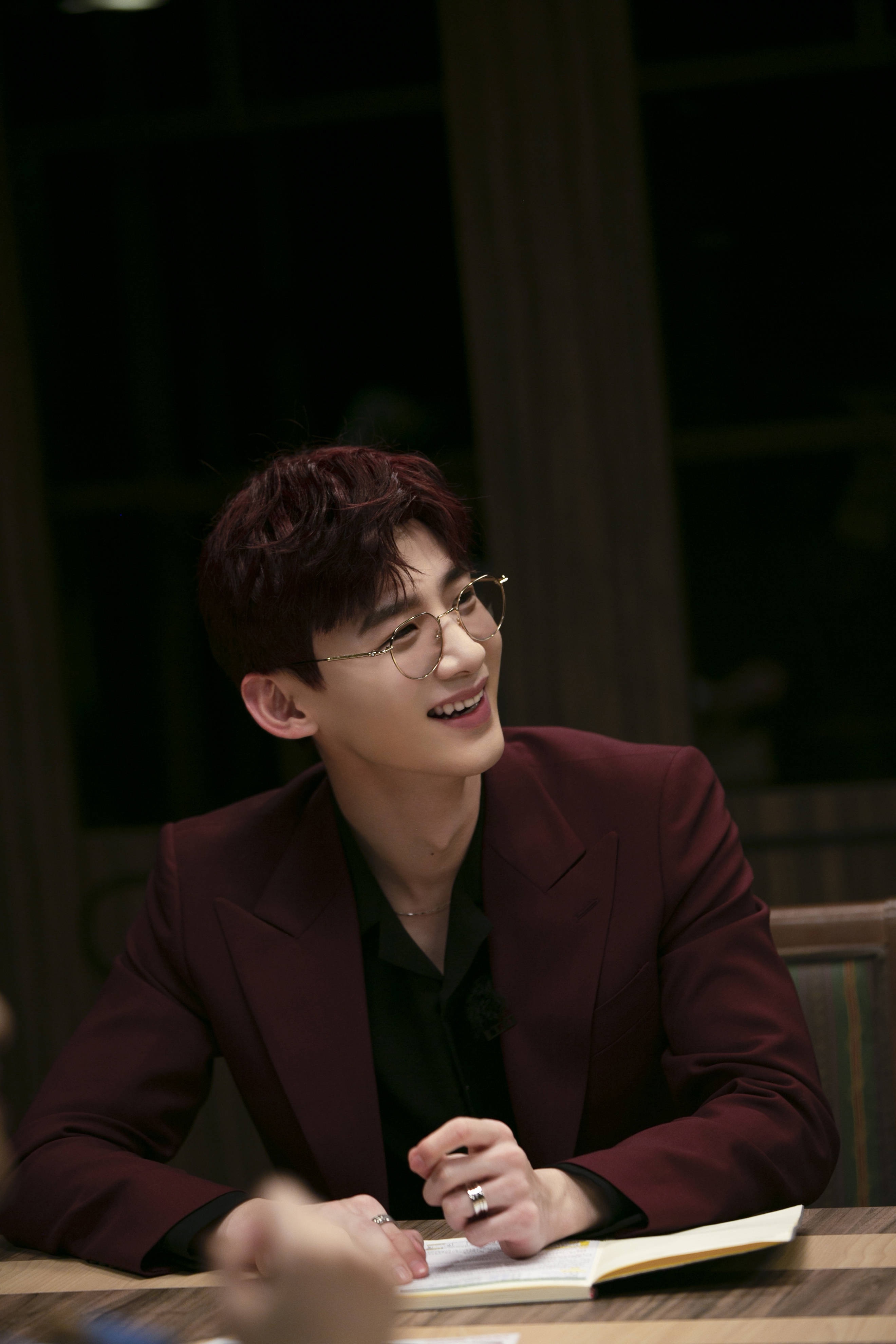 [白敬亭]白敬亭帅气登《九号摩登》，忧郁钢琴王子VS阳光邻家男孩，哪个造型更撩你？