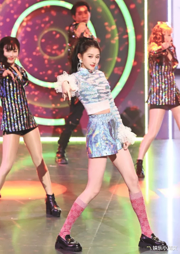 关晓彤:关晓彤节目中热舞,当看到她\身后\的女舞伴,我怕是眼花了吧?