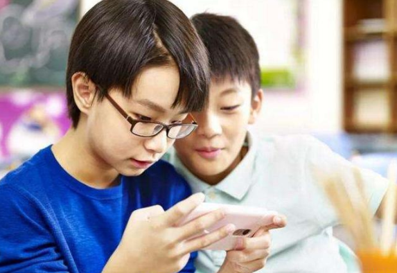 LG|中学生带手机，老师“绝不让”安装的3个软件，一个都没装是学霸